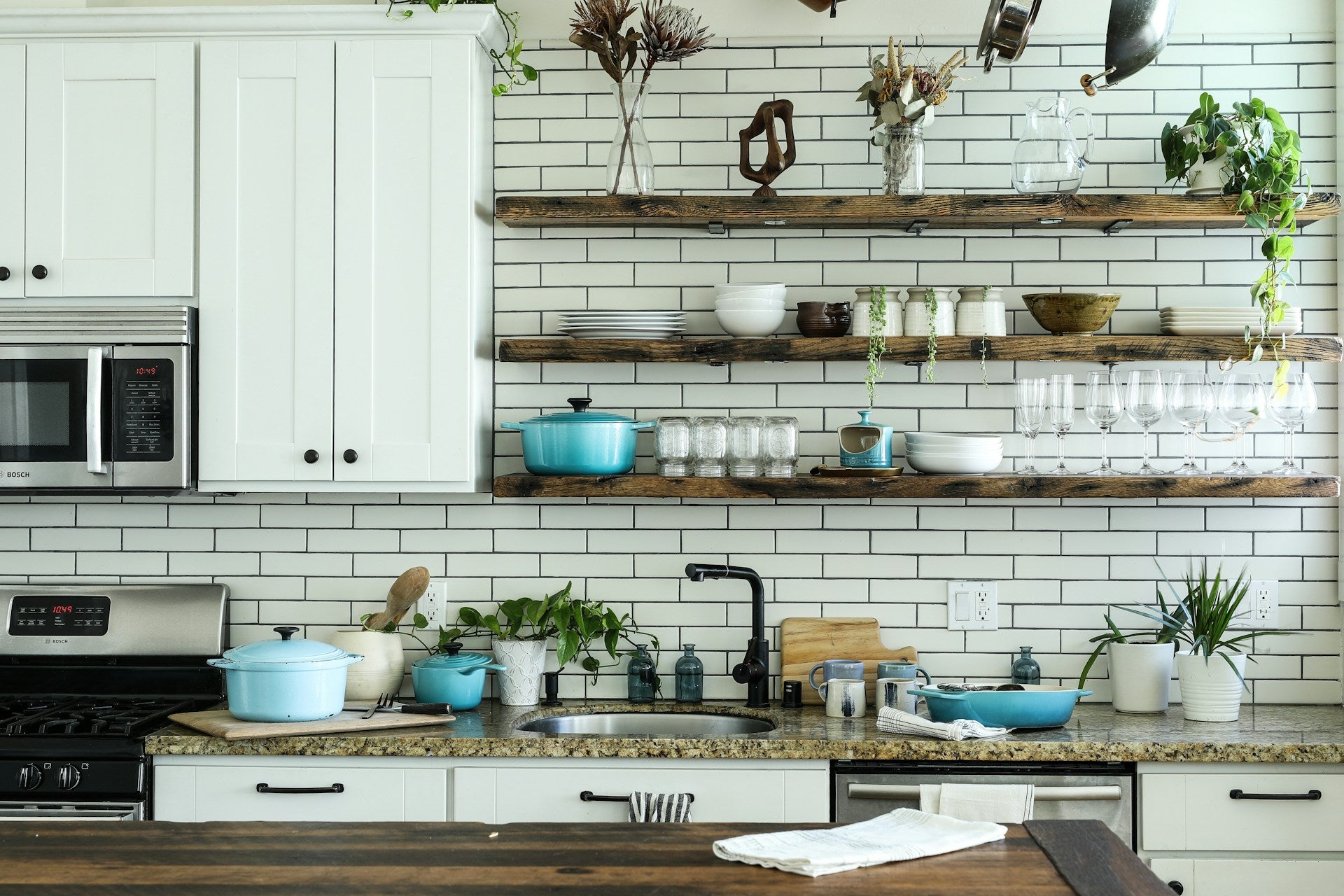 Modern Farmhouse Kitchen: Blending Classic And Contemporary Design 