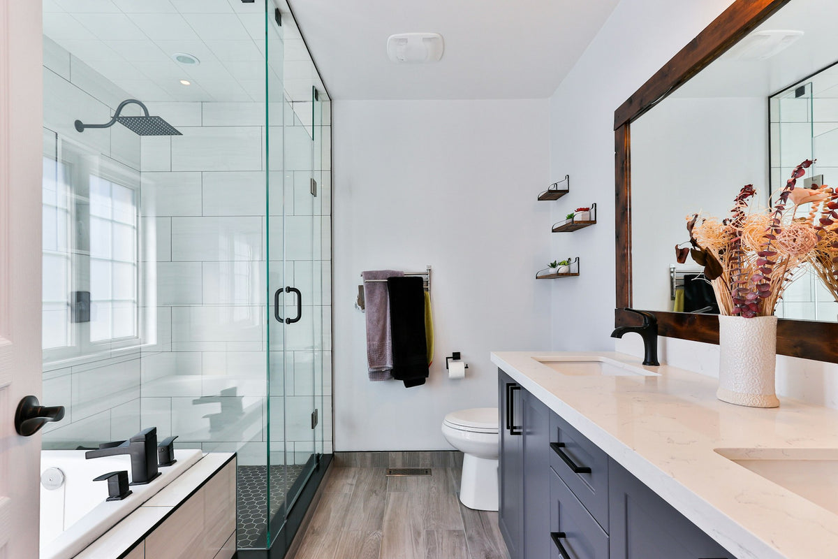 Anchors Aweigh: Dive into Nautical Bathroom Decor Trends